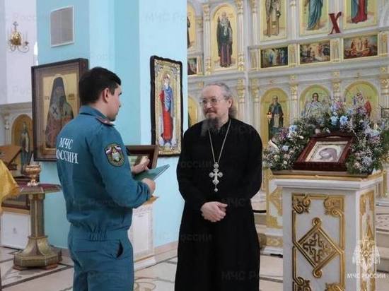 Орловские сотрудники МЧС проводят инструктажи со священнослужителями перед Пасхой