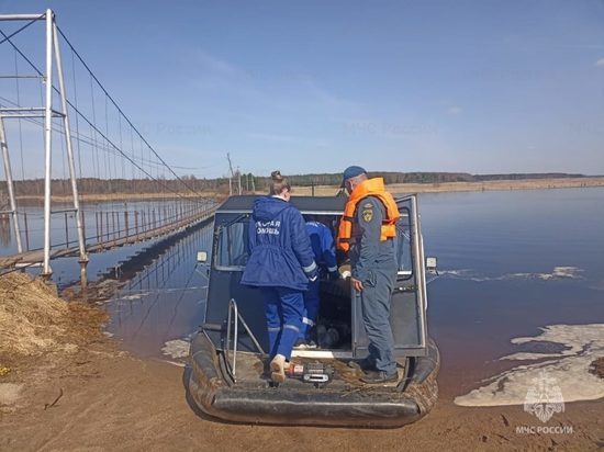 Жители Тверской области спасли человека, лодка которого перевернулась в реке