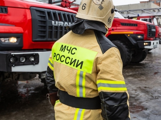 В Новосибирске на Гусинобродском шоссе после ДТП сгорел автомобиль ВАЗ