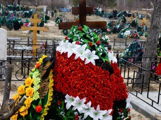 В Барнауле кладбище заваливают мусором и гнилыми фруктами