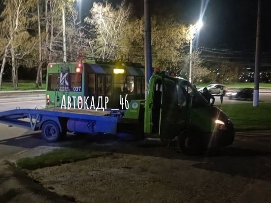 В центре Курска на улице Сонина столкнулись эвакуатор и троллейбус