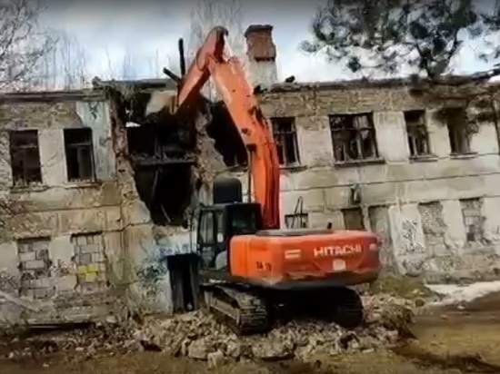 В Костроме наконец-то снесли заброшенное здание бывшего детского сада в Березовой роще