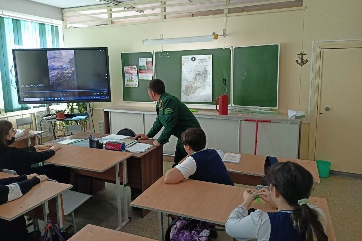 Учатся ли школьники сегодня в улан удэ. Школьники Бурятии. Школа 11 Улан-Удэ. Школа 8 Улан-Удэ. Школа Графика Улан Удэ картины учеников.