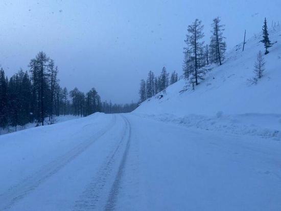 На автодороге "Яна" в Томпонском районе Якутии временно запрещено движение