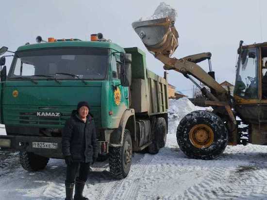 Сотрудники Амгинского учаcтка ООО «СахаСпецТранс» убрали cнег во дворе у ветерана