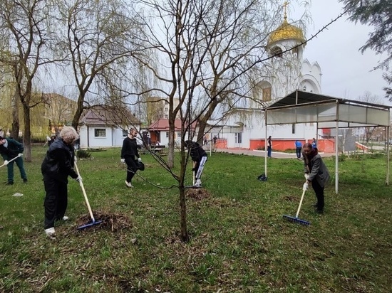 В Орле перед Пасхой в 909 квартале привели в порядок территорию у храма