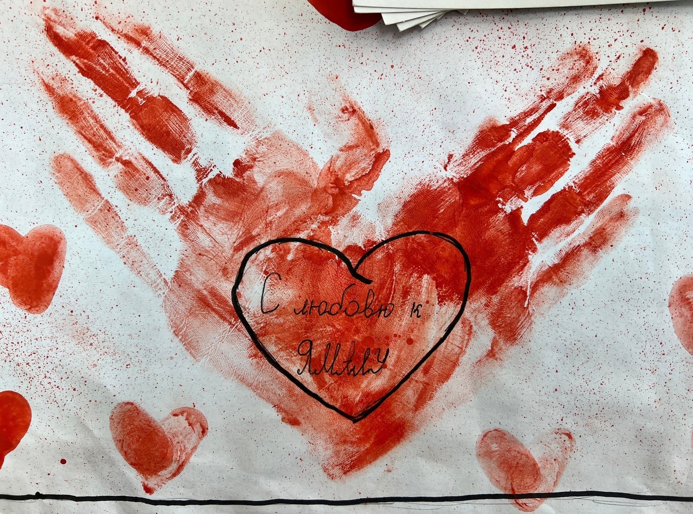 «Мы постараемся к вам приехать»: рисунки с сердцами из ладошек и письма с предложением дружить получили дети Салехарда от сверстников из Волновахи