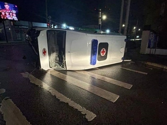 В Ростове машина "скорой" с беременной женщиной внутри перевернулась после ДТП