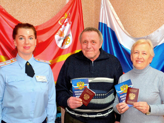 В Смоленске вручили паспорта гражданам, прибывшим из ДНР