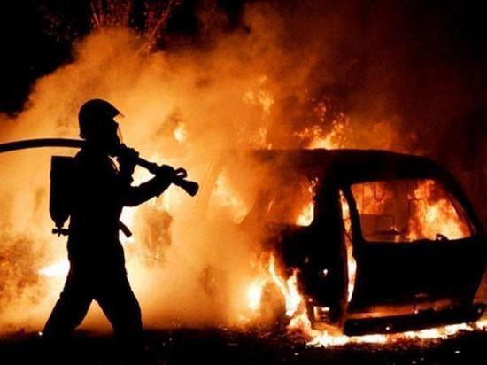 В Шахтах мужчина сжег машину своего бывшего начальника