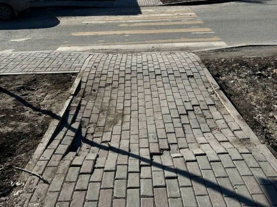 Просевшая плитка, трещины на дорогах, проблемы с освещением: представляем подборку некачественно отремонтированных омских территорий