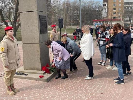 В Рязани прошла церемония возложения цветов к памятнику Александра Александрова