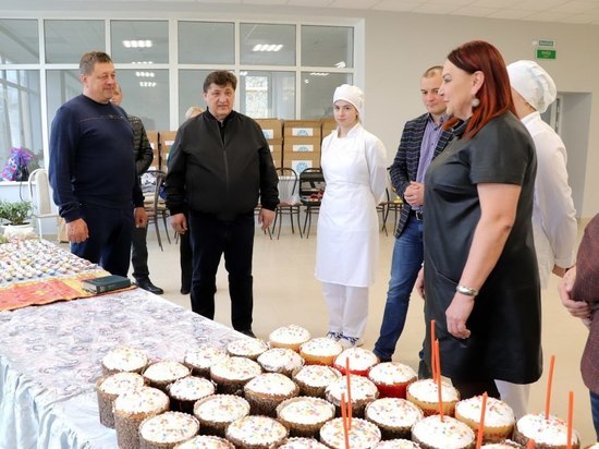 В Белгородской области студенты приготовили для военных около 200 пасхальных куличей