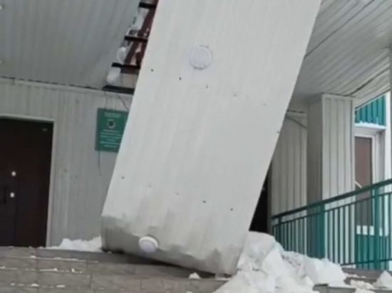 В Якутске из-за снега обрушилась часть крыши школы