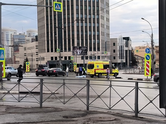В Новосибирске неизвестный водитель насмерть сбил девушку на перекрестке в центре