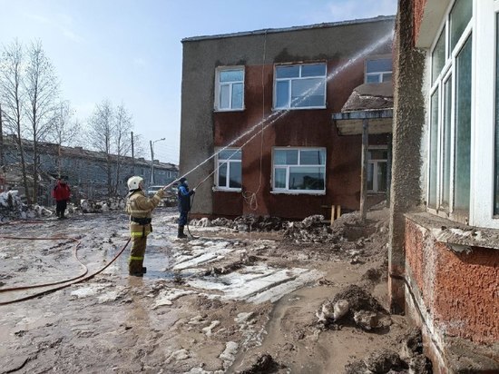 Камчатские спасатели убирают пепел в поселке Ключи