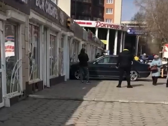 В Барнауле женщина-водитель врезалась в торговые киоски в районе Докучаево