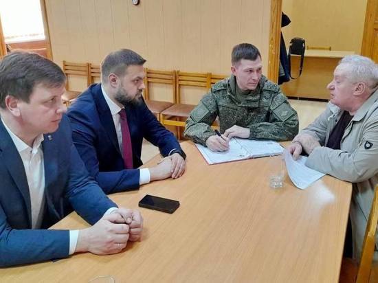 Депутаты продолжают проводить встречи с командованием смоленских воинских частей