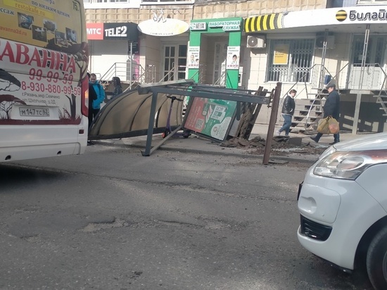 На улице Интернациональной в Рязани упала остановка