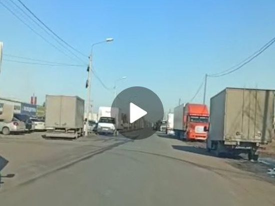 В Омске жители Старого Кировска пожаловались на забитую дальнобойными грузовиками дорогу