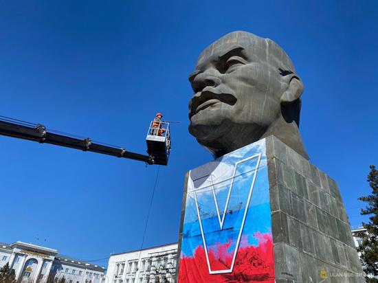 В Улан-Удэ моют голову Ленина