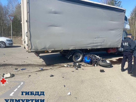 В Воткинске мотоциклист без водительских прав врезался в ГАЗель