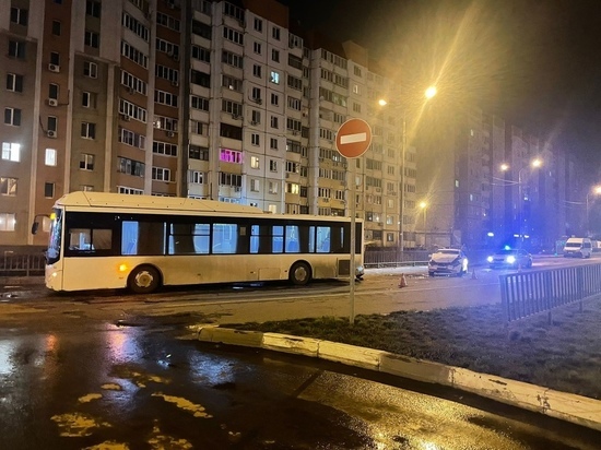 В Липецке легковушка врезалась в автобус