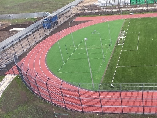 В поселке Знаменском на стадионе строящейся школы уложили специальное покрытие