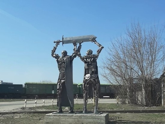 На улице Прижелезнодорожной в Рязани создали арт-пародию на памятник «Тыл – фронту»