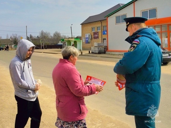 МЧС провело противопожарные инструктажи с жителями Смоленской области