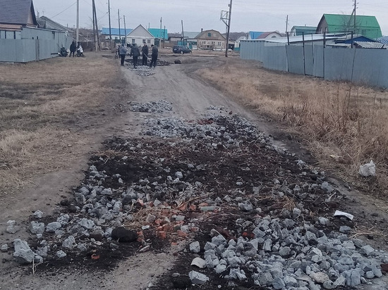 Жители райцентра Омской области сами отремонтировали дорогу с ямами
