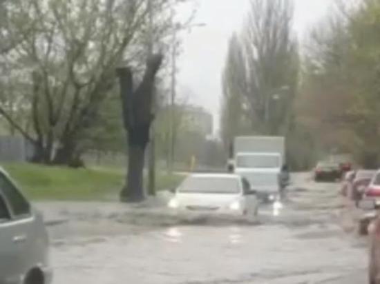 В Ростове-на-Дону из-за дождя затопило проезжую часть на Оганова