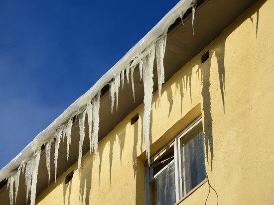 Скончался мужчина, упавший с крыши пятиэтажного дома в Шадринске