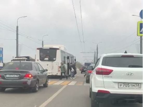 Опасно для жизни: пензенцев высаживают из автобусов посреди оживленных дорог