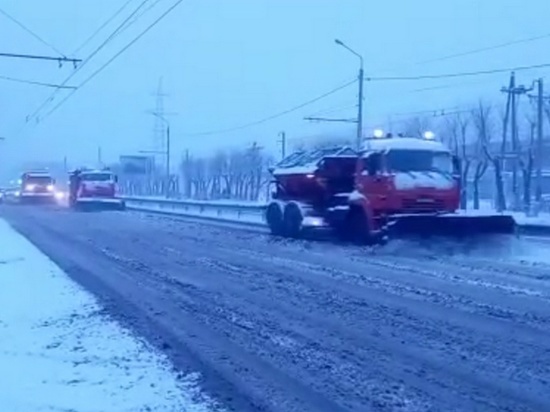 Дорожники рассказали об уборке улиц во время сильного снегопада