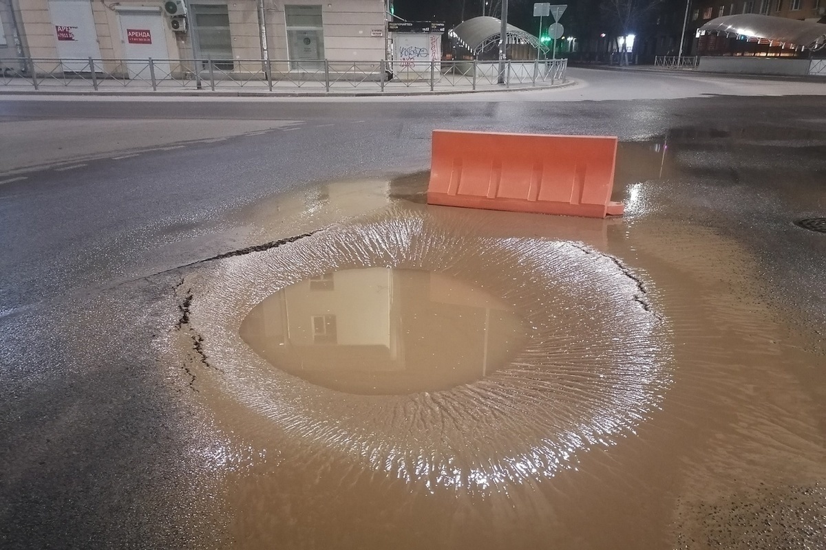 Движение на перекрёстке в Великих Луках, где ранее провалился асфальт,  полностью восстановили - МК Псков