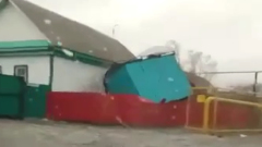 В Башкирии ураганный ветер унес автобусную остановку: видео
