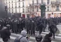 В столице Франции Париже начались массовые акции протеста против утверждения пенсионной реформы