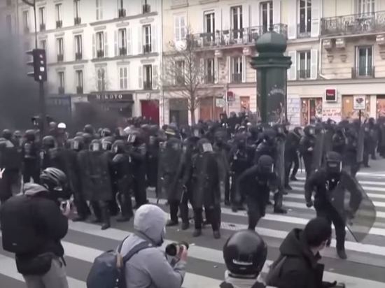 Протестующие начали беспорядки в Париже после утверждения Конституционным советом пенсионной реформы