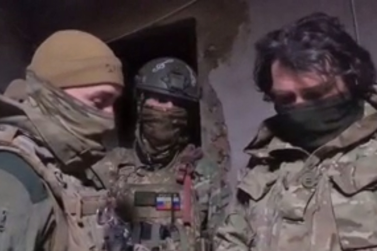 Боец вагнера рассказывает. Чвк вагнера бахмут снайпер. Боец вагнера рассказывает. Бойцы вагнера. Бойцы чвк вагнера.