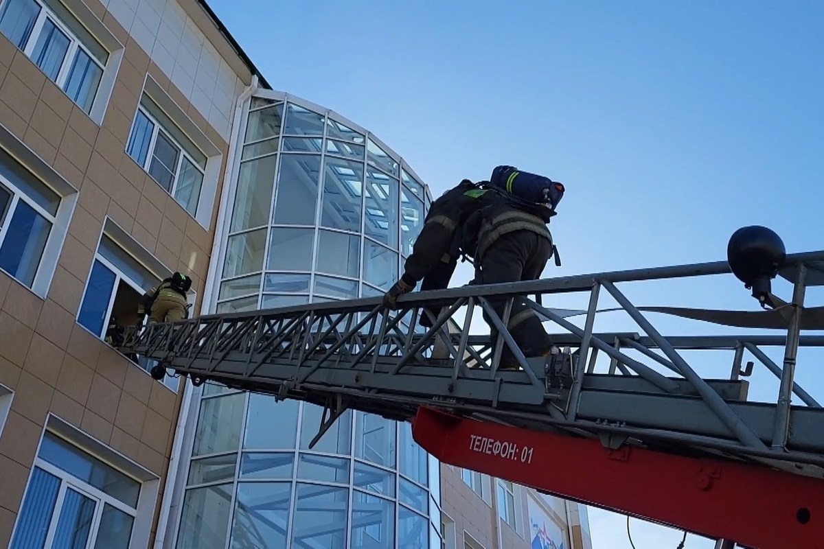 В ходе пожарных учений курсанты Костромской академии РХБЗ покидали здание через окно