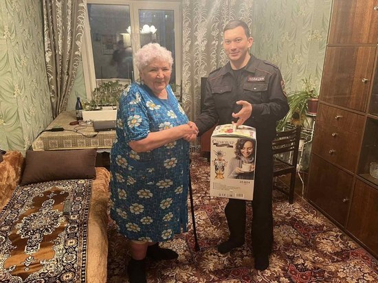 Полиция подарила пенсионерке самовар за помощь в поимке мошенника в Забайкалье