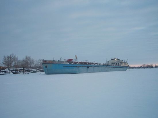 Под Саратовом сильный ветер выбросил на мель сухогруз, на место выехали спасательные службы