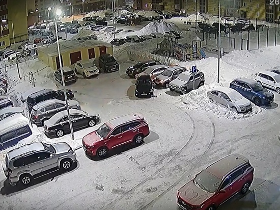 В Новом Уренгое девушка за рулем авто разбила 7 машин на парковке и удрала с места ДТП