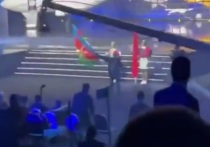 На церемонии открытия чемпионата Европы по тяжелой атлетике в Ереване зрители освистали девушку, которая вынесла флаг Азербайджана