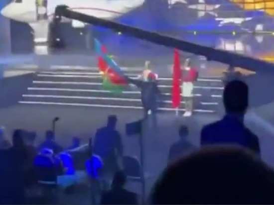 Мужчина в Ереване поджег флаг Азербайджана и сбежал