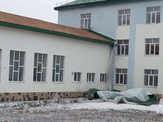 С крыши интерната в Башкирии ветер сорвал профнастил