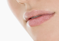 Врач-дерматокосметолог Владимир Ивкин рассказал «Мосленте», почему губы пересыхают и покрываются болезненными трещинами