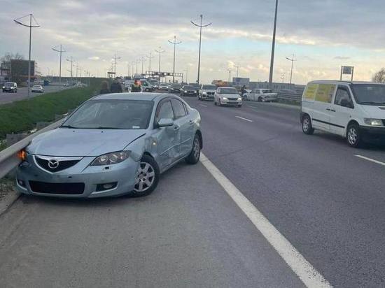 На Северном обходе Калининграда Mazda врезалась в два автомобиля и дорожное ограждение