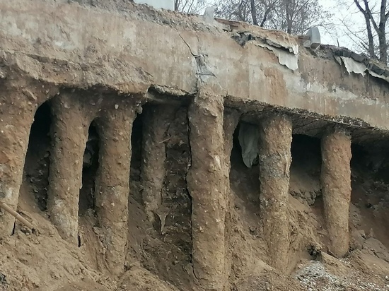 В Калуге на бетонных сваях в месте обрушения склона у музея космонавтики пошли трещины